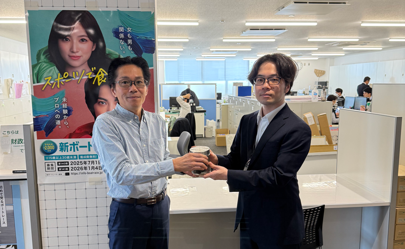 NPO法人産学プロジェクト・獨協大学山下ゼミイベントで集まった募金を草加市への寄付を行いました。写真：獨協大学山下裕歩教授