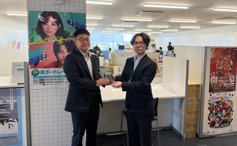 NPO法人産学プロジェクト・獨協大学山下ゼミイベントで集まった募金を草加市への寄付を行いました。写真：理事丸田良廣